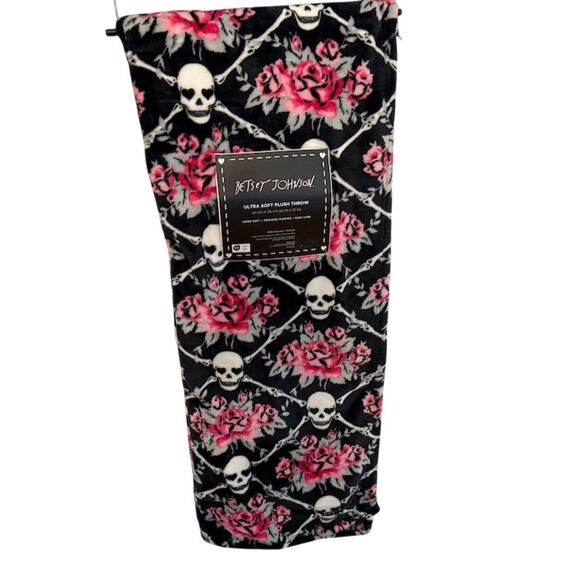 Betsey Johnson Black Throw Blanket Pink Roses Skulls 70"x50" - Picture 1 of 3
